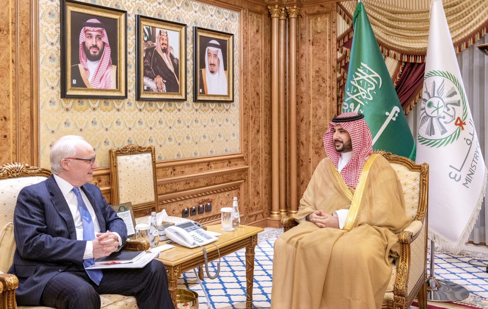 لقاء يجيمع المبعوث الامريكي ليندركينغ مع الامير خالد بن سلمان